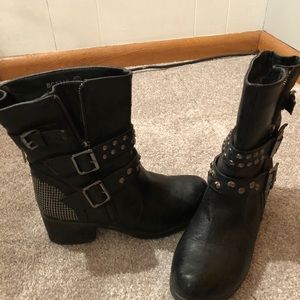Rubber bottom boots side zip